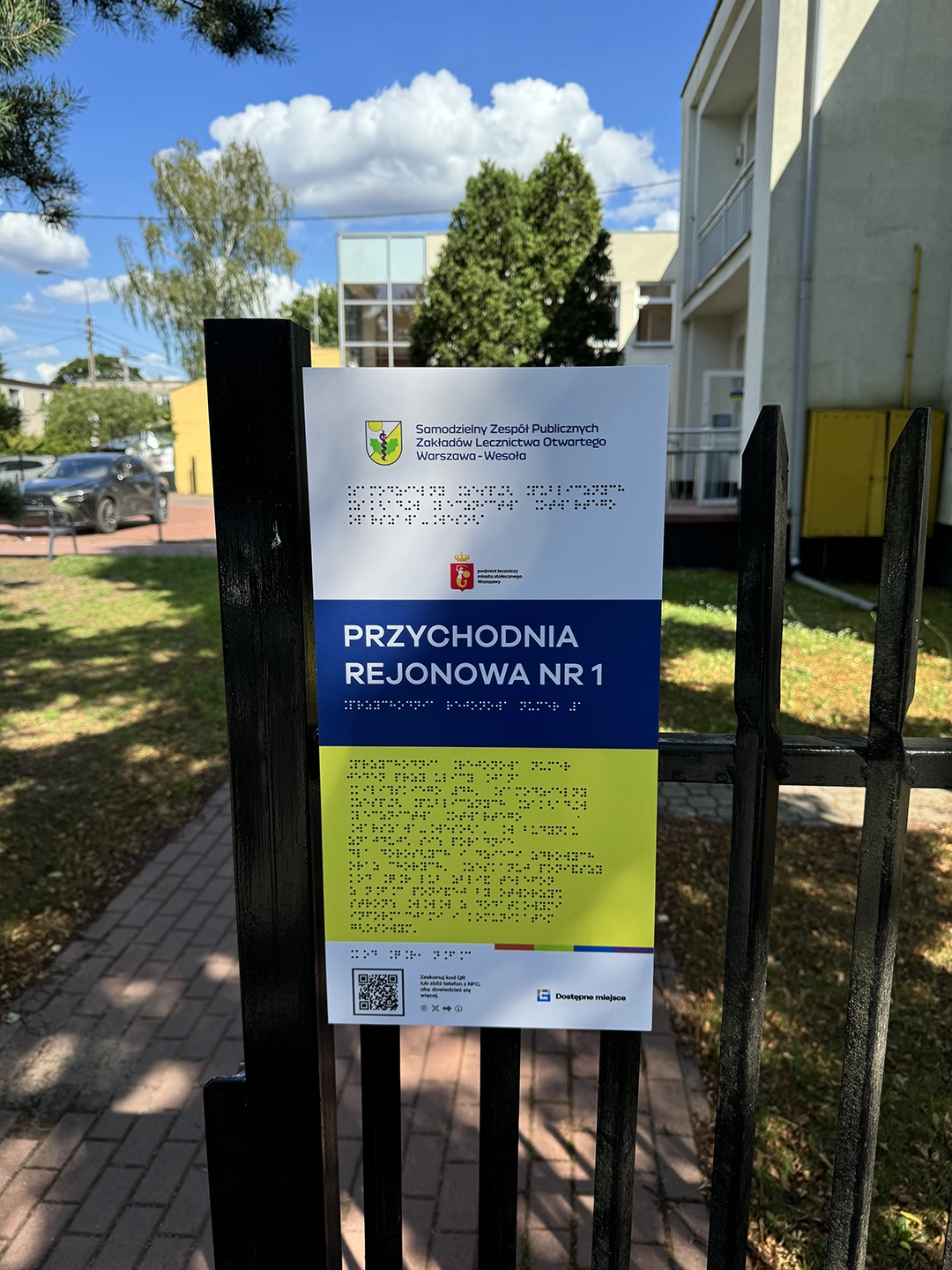 Grafika przedstawiająca tablicę informacyjną z Braille